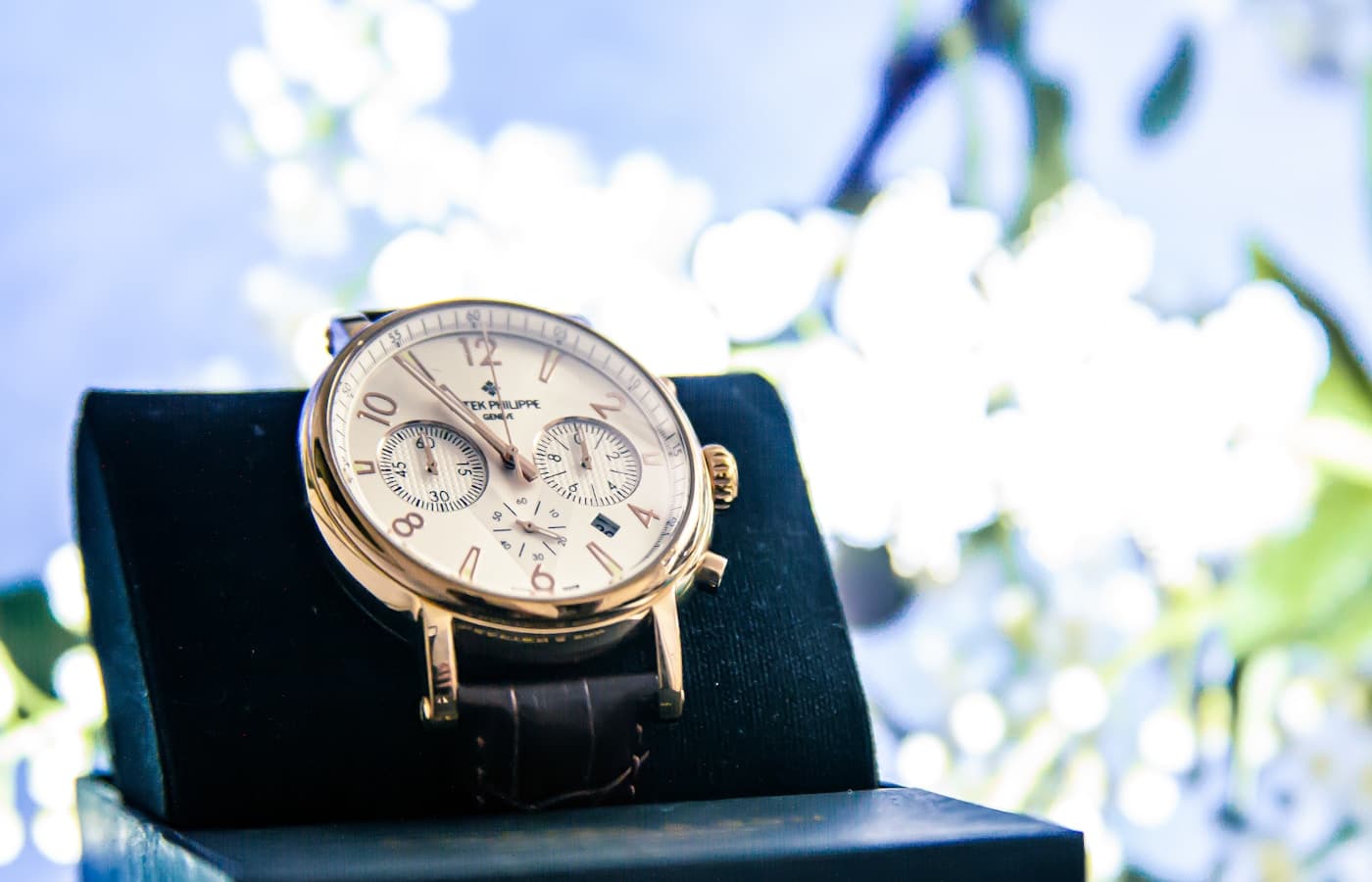 Patek Philippe chronograph in yellow gold with silvered dial on brown leather strap